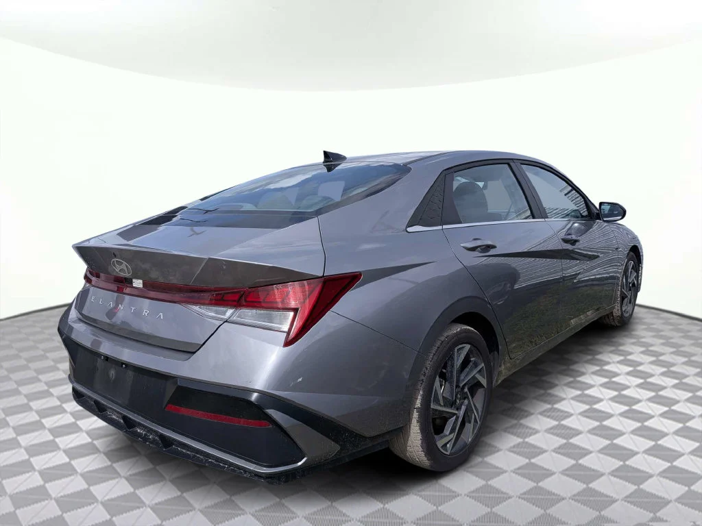 Used 2025  Hyundai SEL Convenience image 3