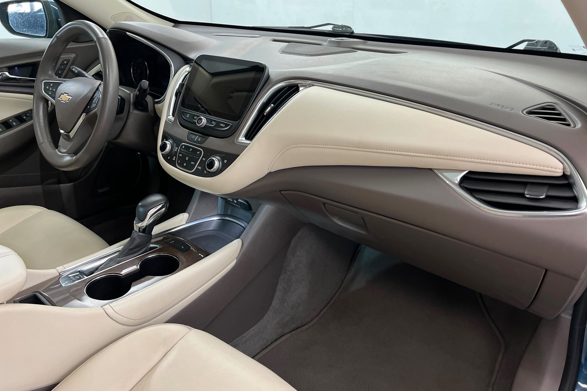 Used 2024 Lakeshore Blue Metallic Chevrolet LT image 24