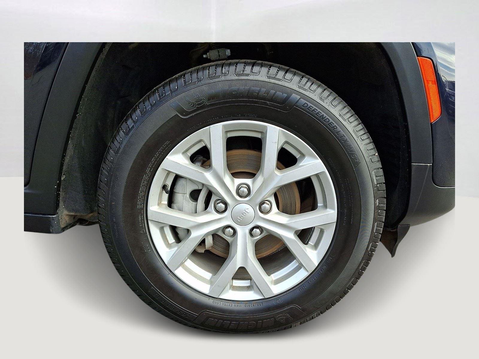 Used 2023 Midnight Sky Jeep Limited image 9