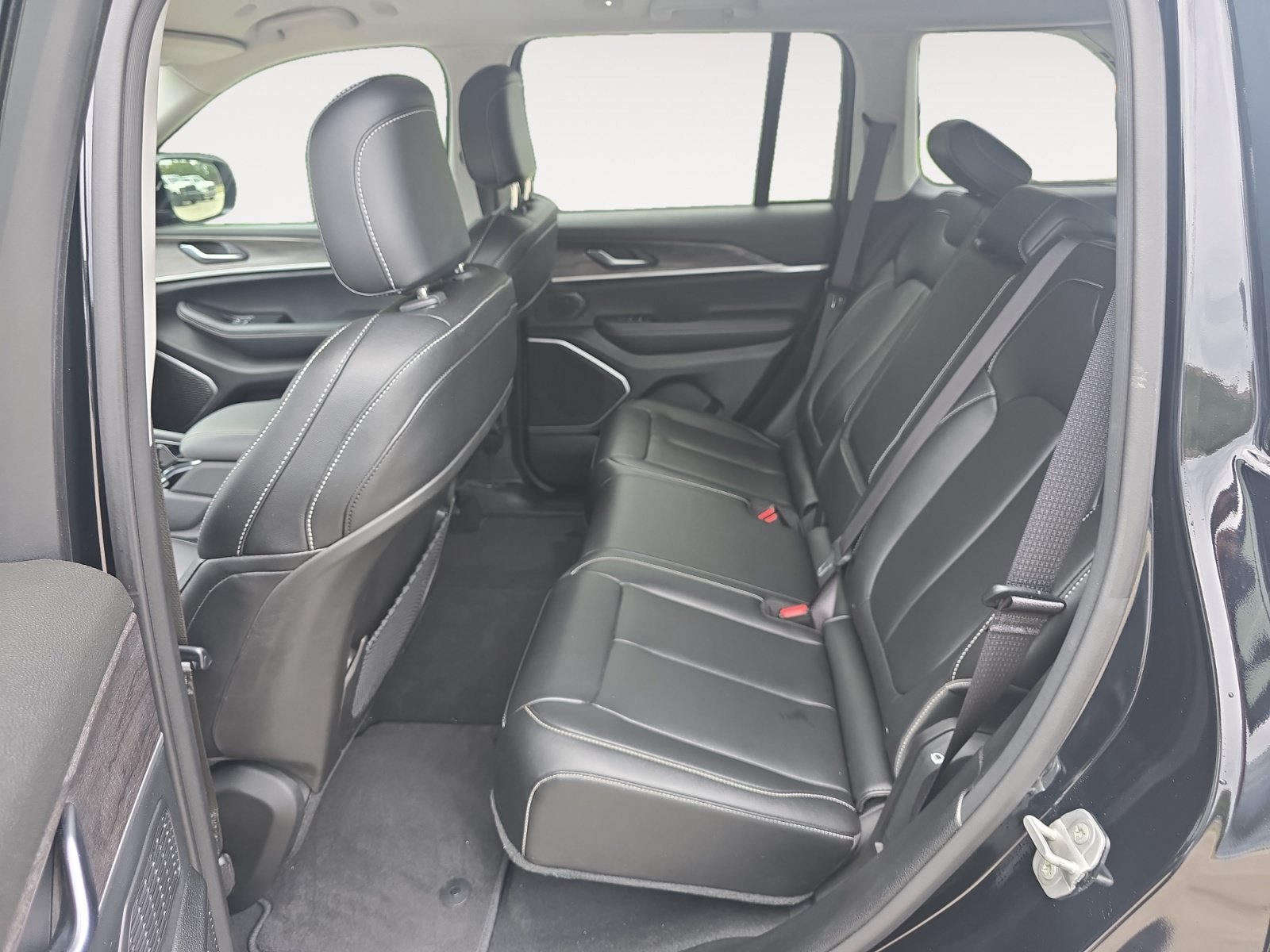 Used 2023 Diamond Black Crystal Pearlcoat Jeep Limited image 22