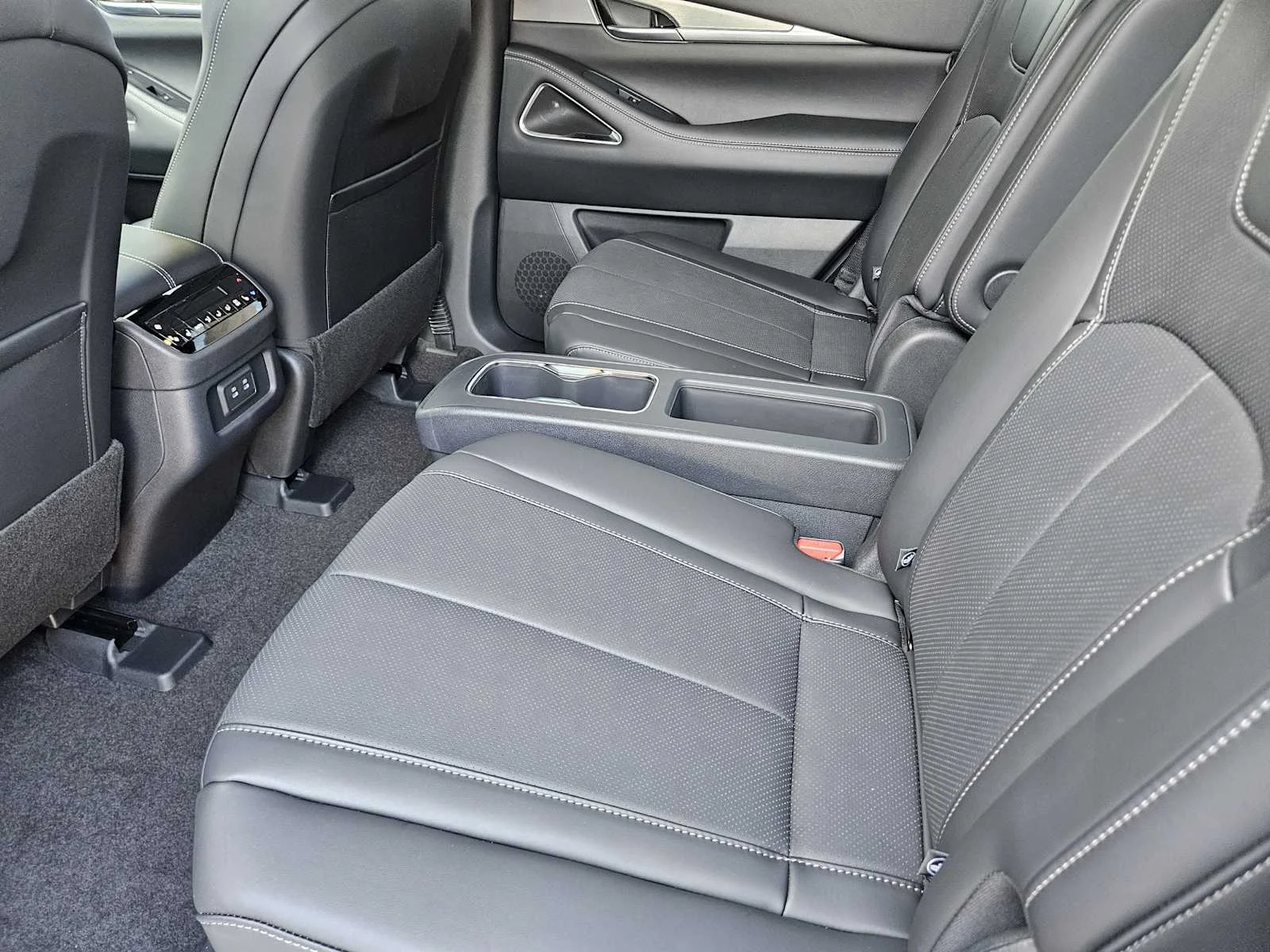 New 2027 2T RAD WHT INFINITI Sport AWD image 21