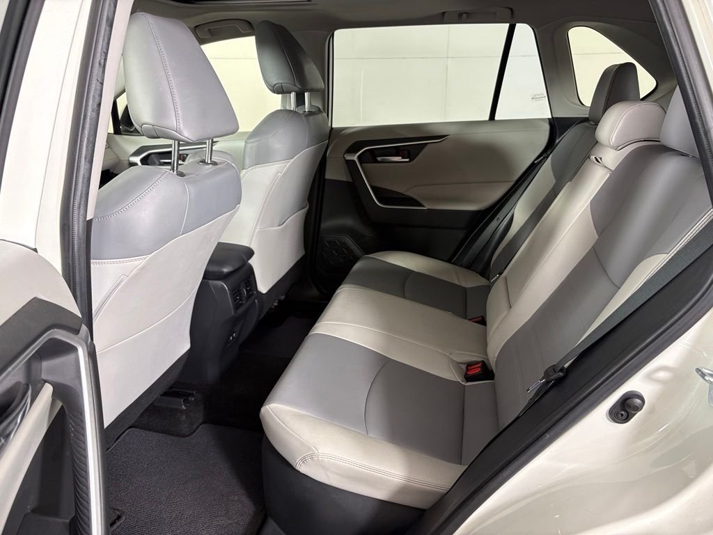 Used 2021 White Toyota XLE Premium image 37