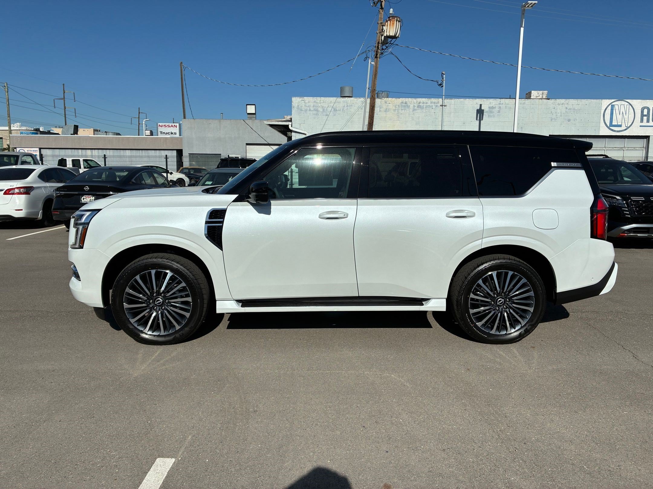 New 2026 Everest White Pearl Tricoat/Super Black Nissan Platinum Reserve image 7