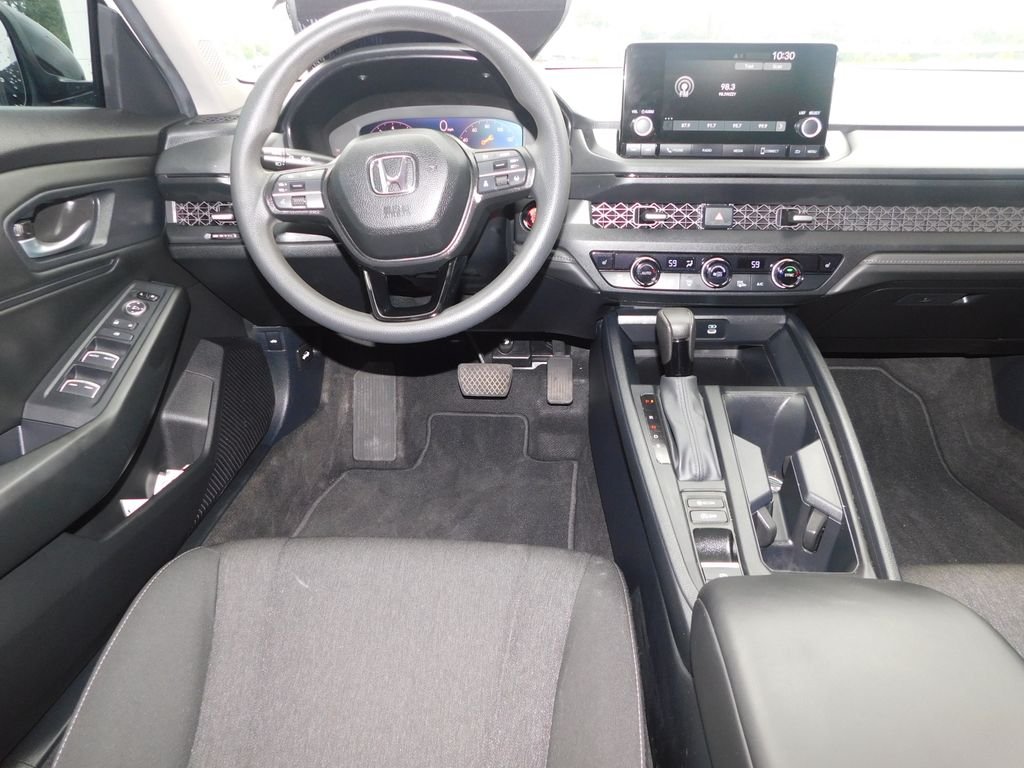 Used 2025 White Honda SE image 17