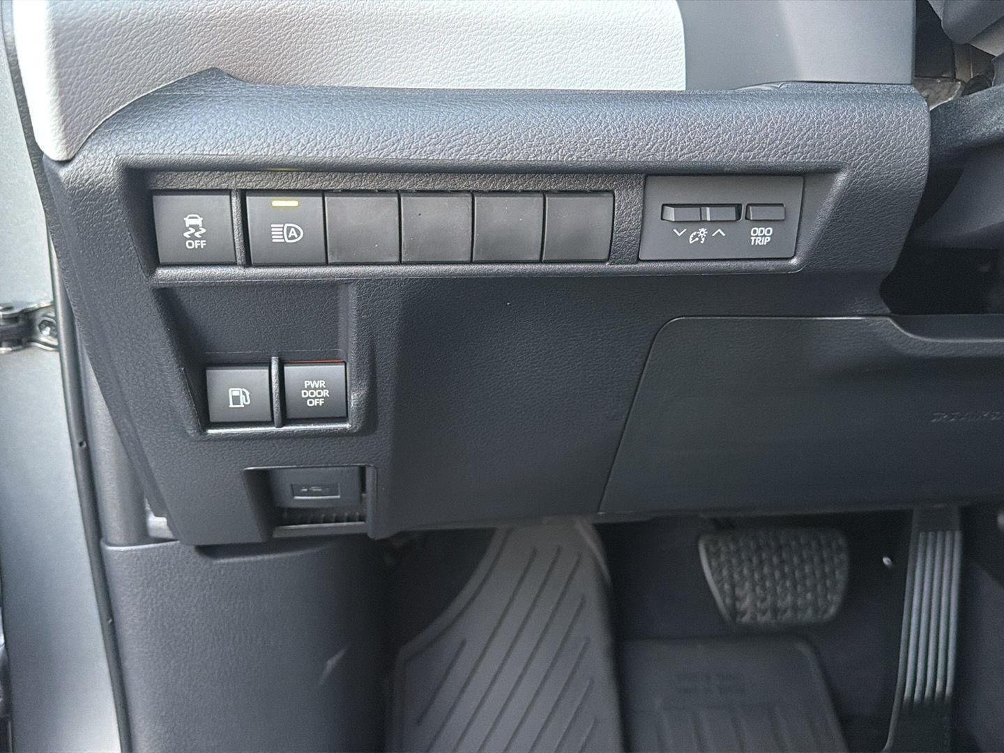 New 2026 Heavy Metal Toyota XLE 8-Passenger image 18
