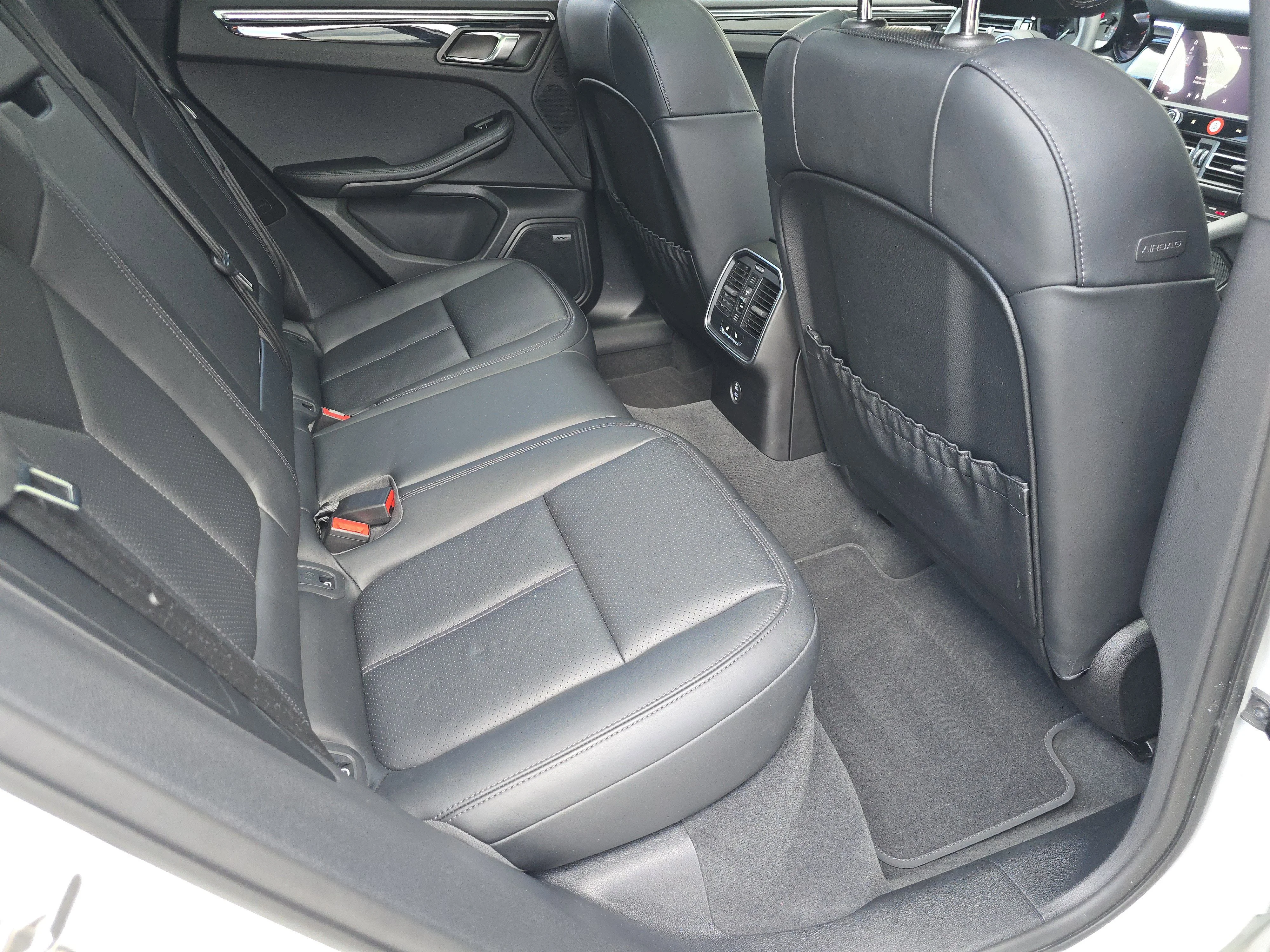 2025 Porsche Macan T - Photo 14