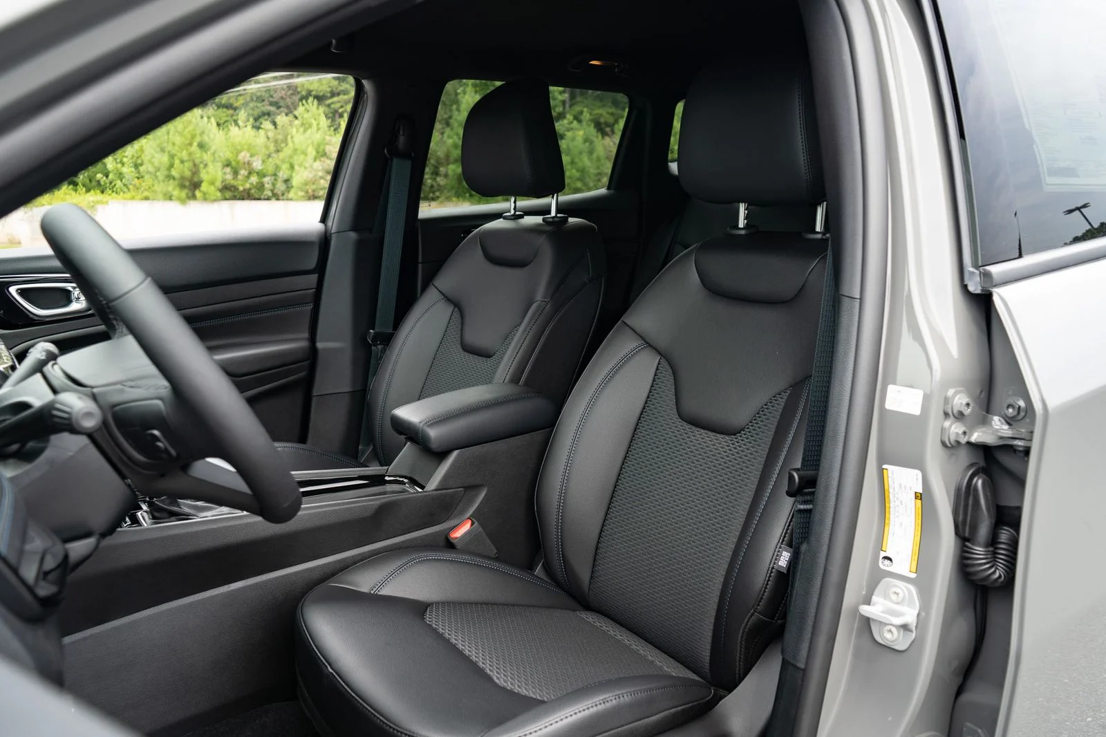 New 2026 Sting-Gray Clear-Coat Exterior Paint Jeep Latitude image 15