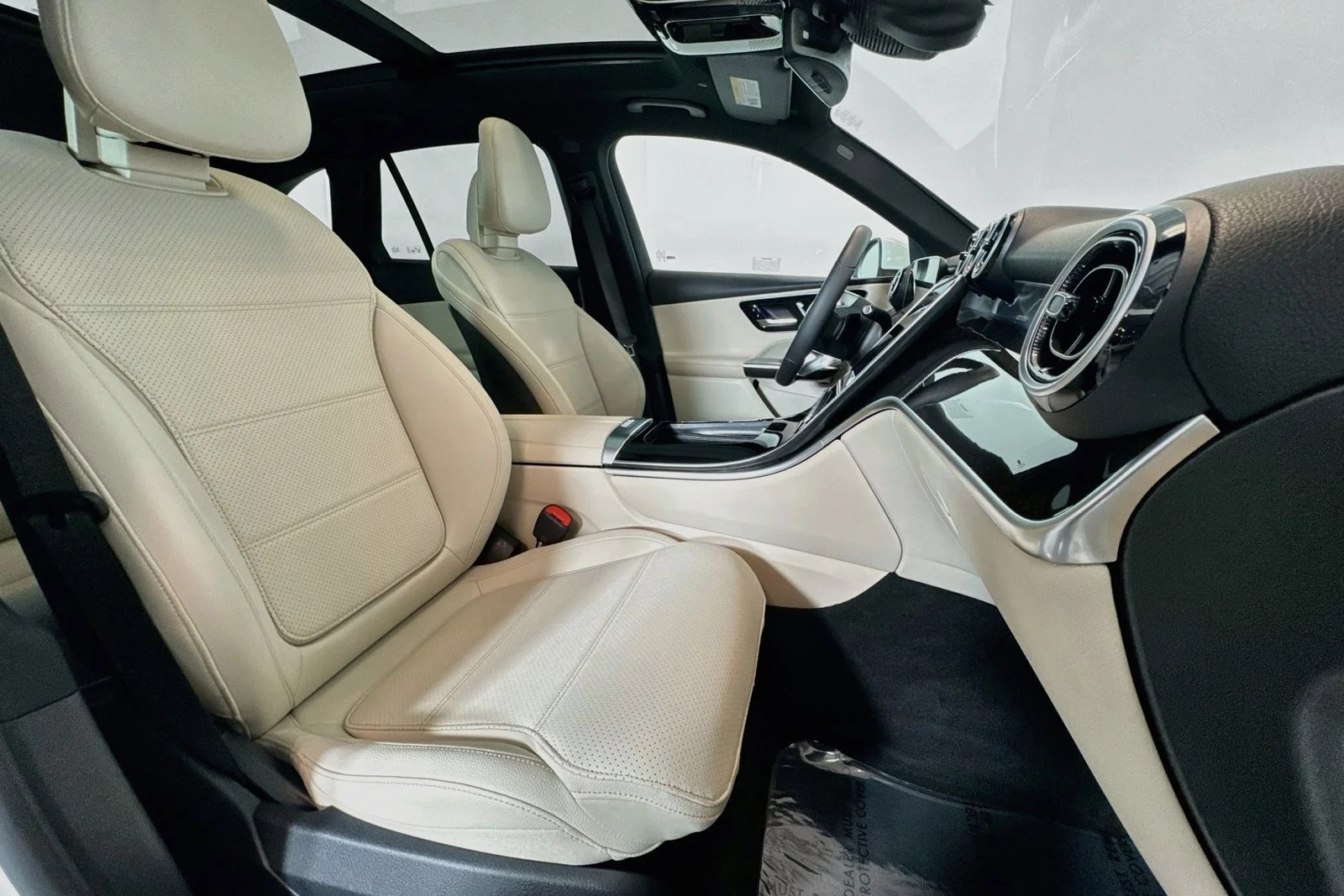 Used 2026 Polar White Mercedes-Benz GLC 300 image 27