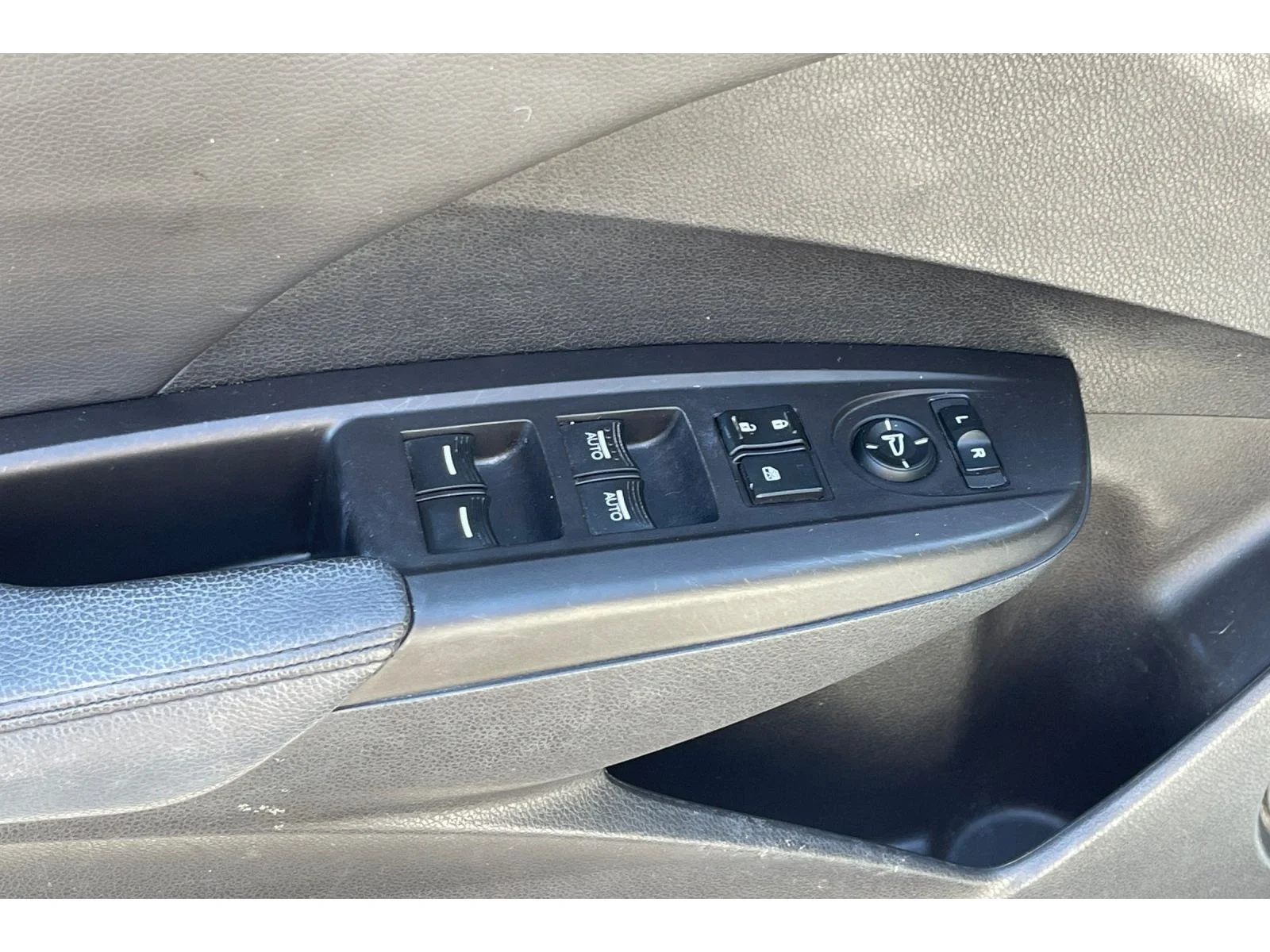 Used 2017 White Diamond Pearl Acura w/AcuraWatch Plus image 13