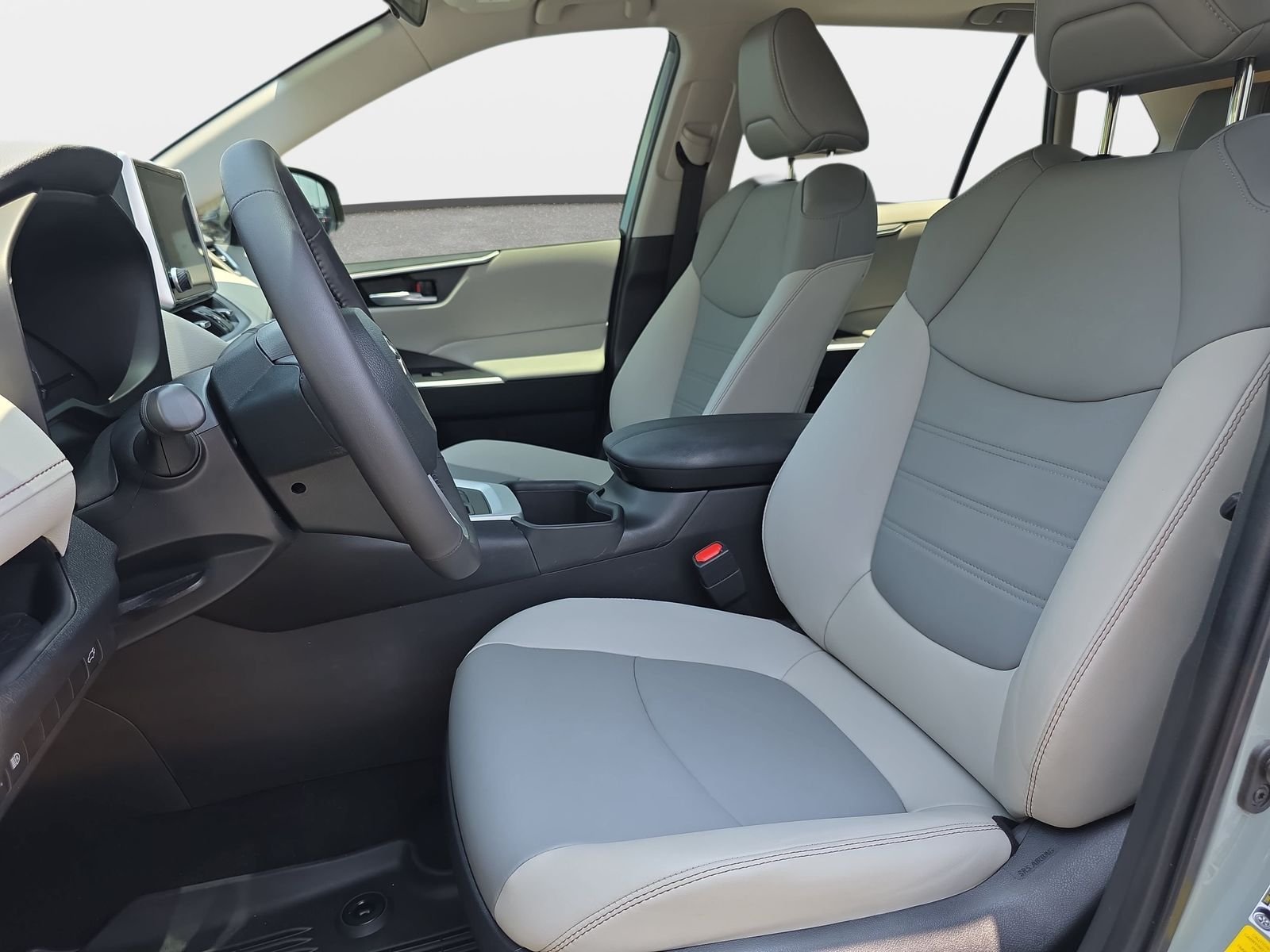 Used 2023  Toyota XLE Premium image 15