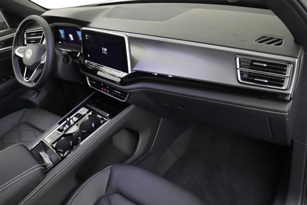 New 2026 Silver Mist Volkswagen SE w/Technology image 19