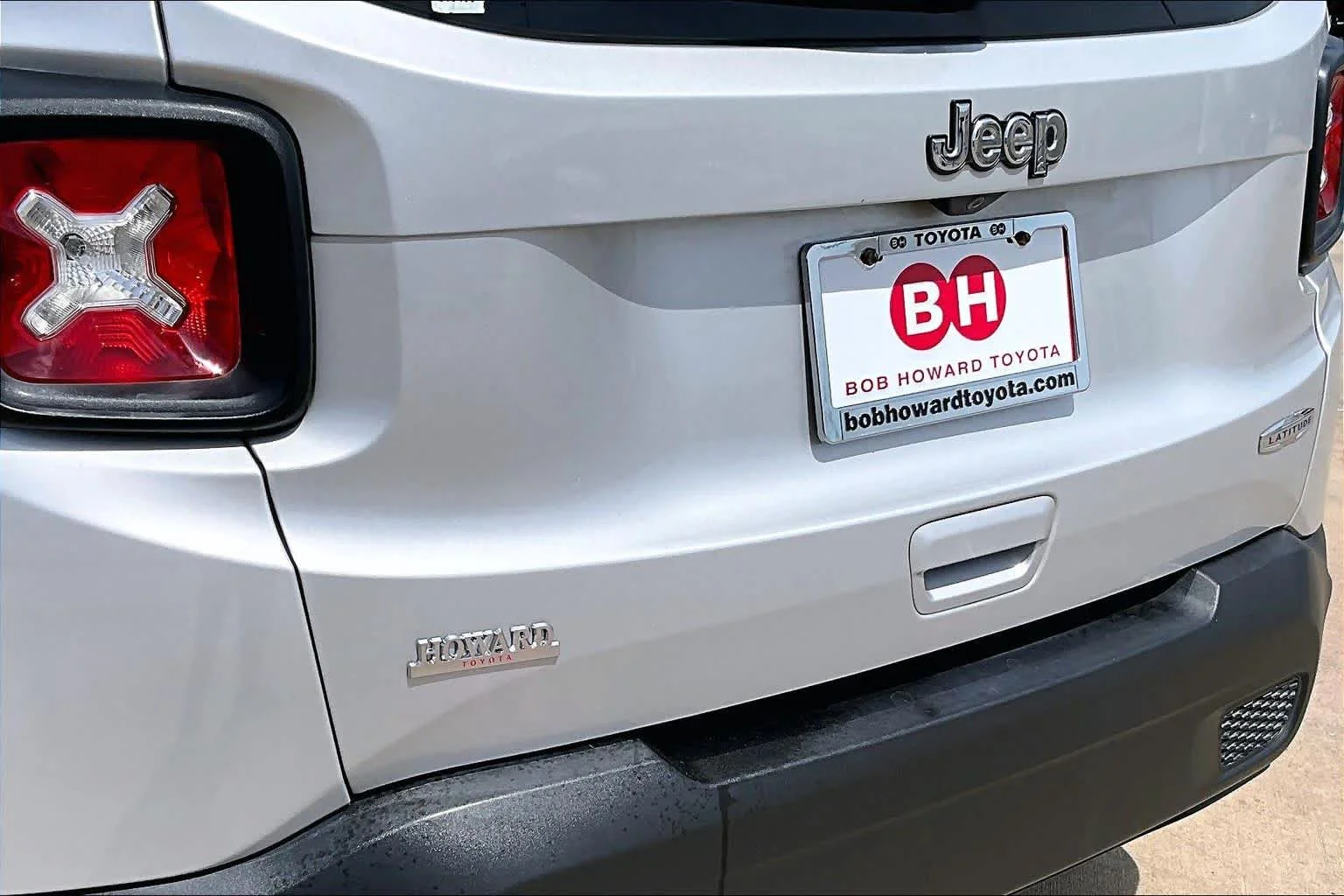 Used 2018 Glacier Metallic Jeep Latitude image 29