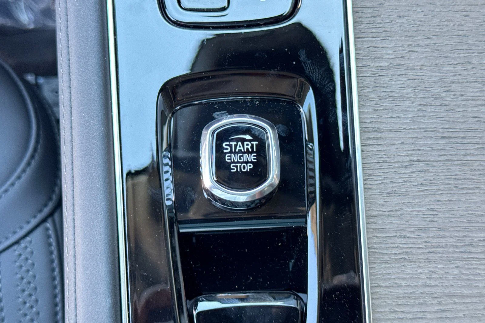 New 2026 Crystal White Volvo T8 Plus 7-Seater image 25