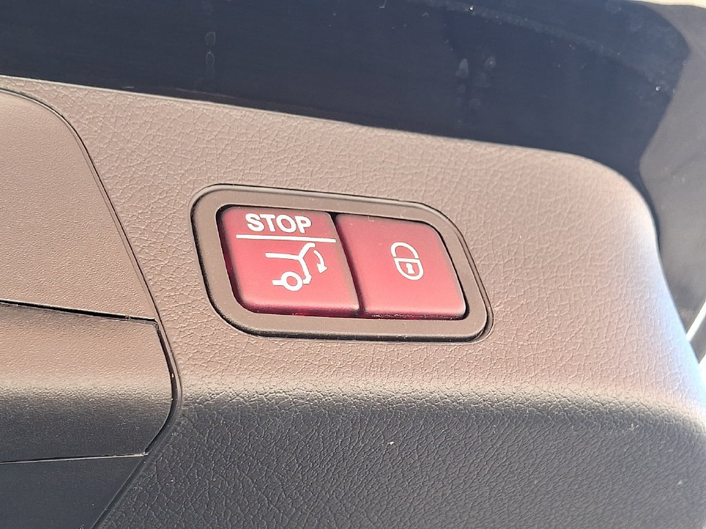 Certified Used 2023  Mercedes-Benz GLB 250 image 30