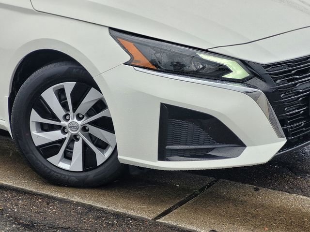 Used 2025 White Nissan 2.5 S image 9