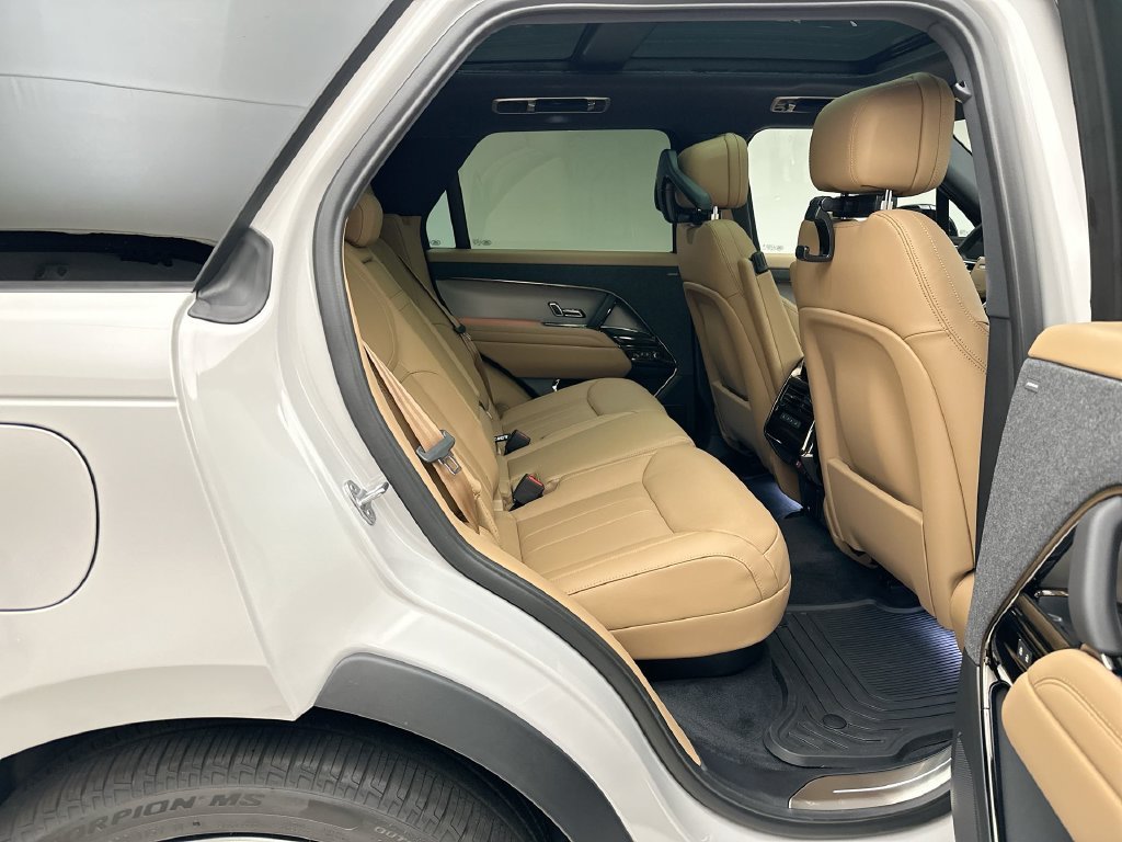 New 2027 Borasco Grey Metallic Land Rover SE image 7