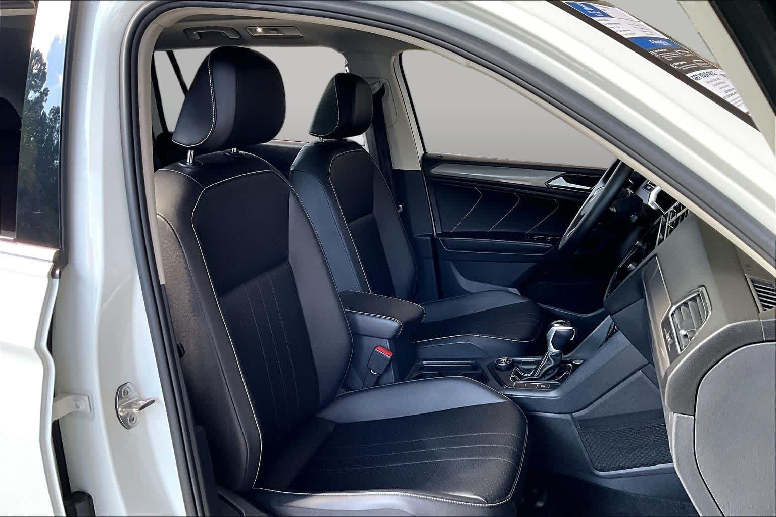 Used 2022 Pure White Volkswagen SE image 9