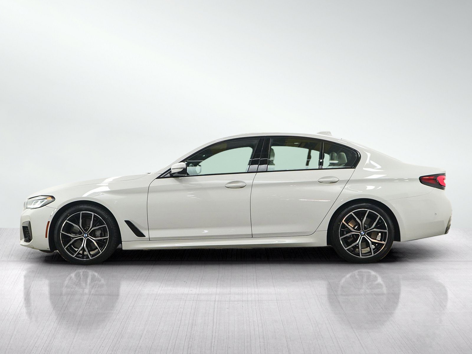 Used 2021 Alpine White BMW 540i xDrive image 2