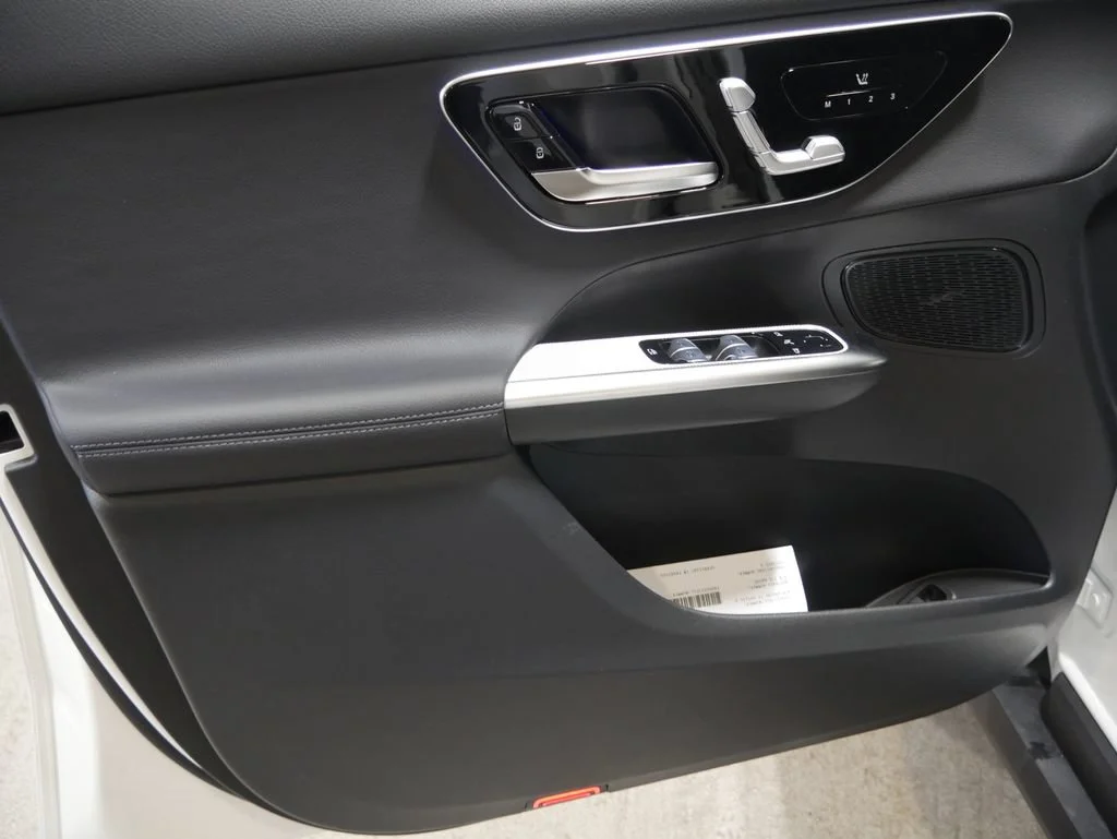 New 2026 Polar White Mercedes-Benz GLC 300 image 14