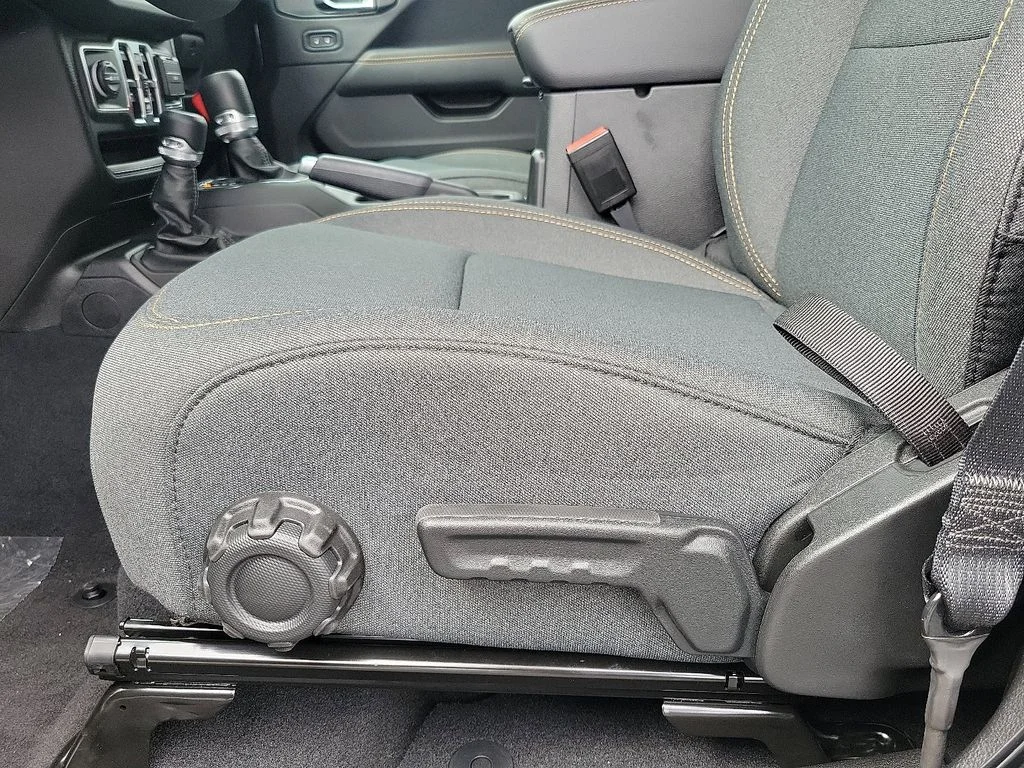 2025 Jeep Wrangler 4-Door Sahara - Photo 13
