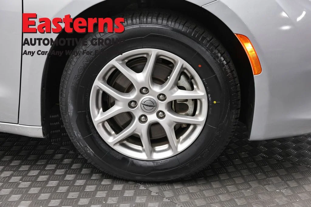 Used 2023 Silver Chrysler LX image 32