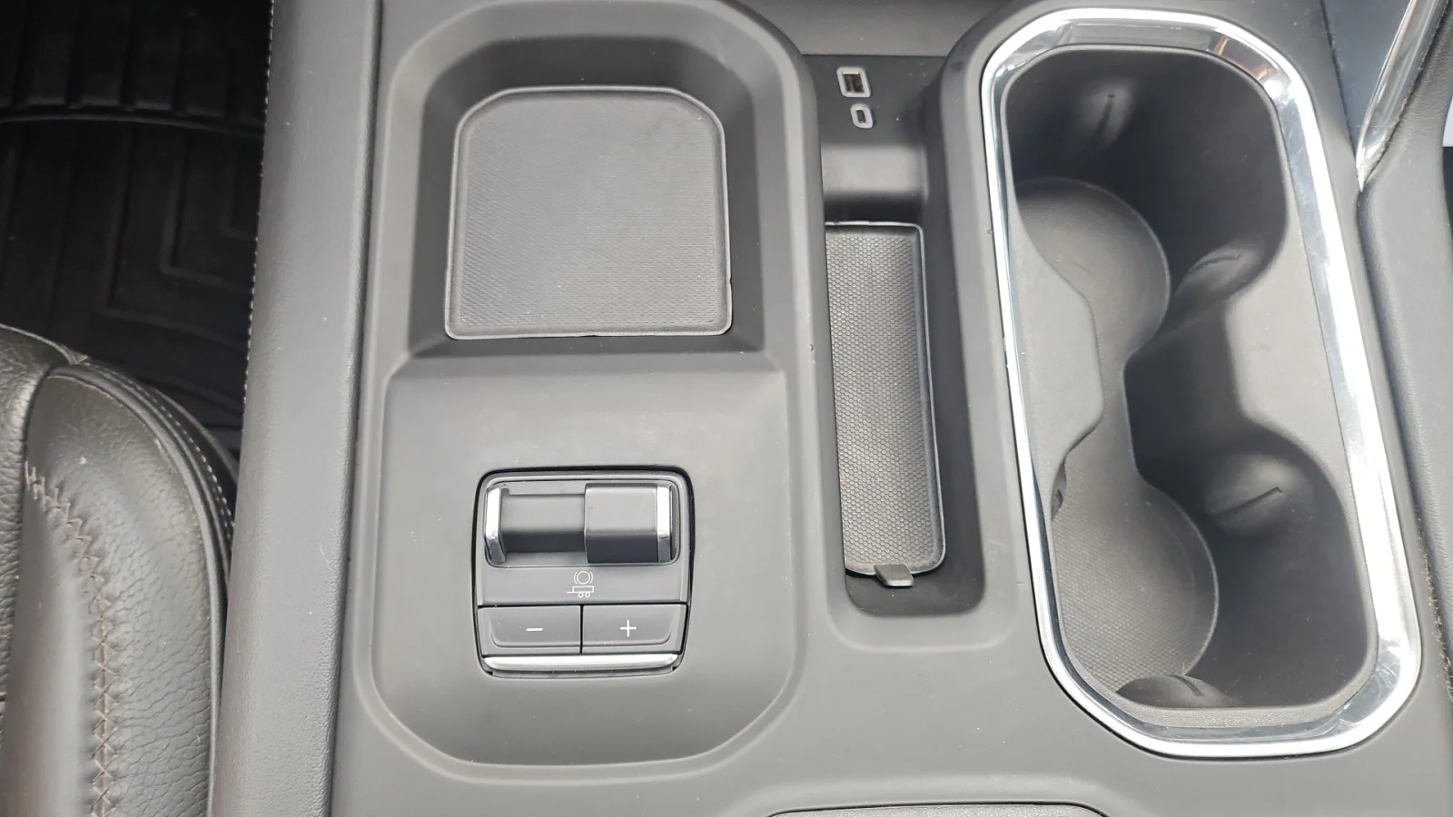 Used 2024 Silver GMC  image 23