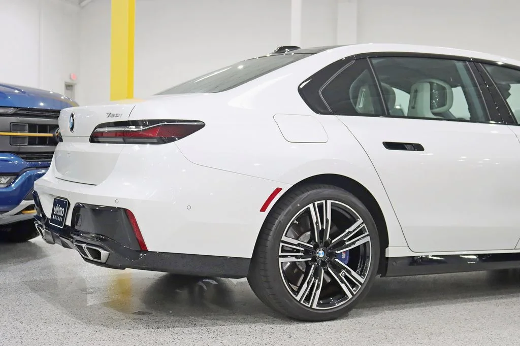 Used 2024 White BMW 760i xDrive image 9
