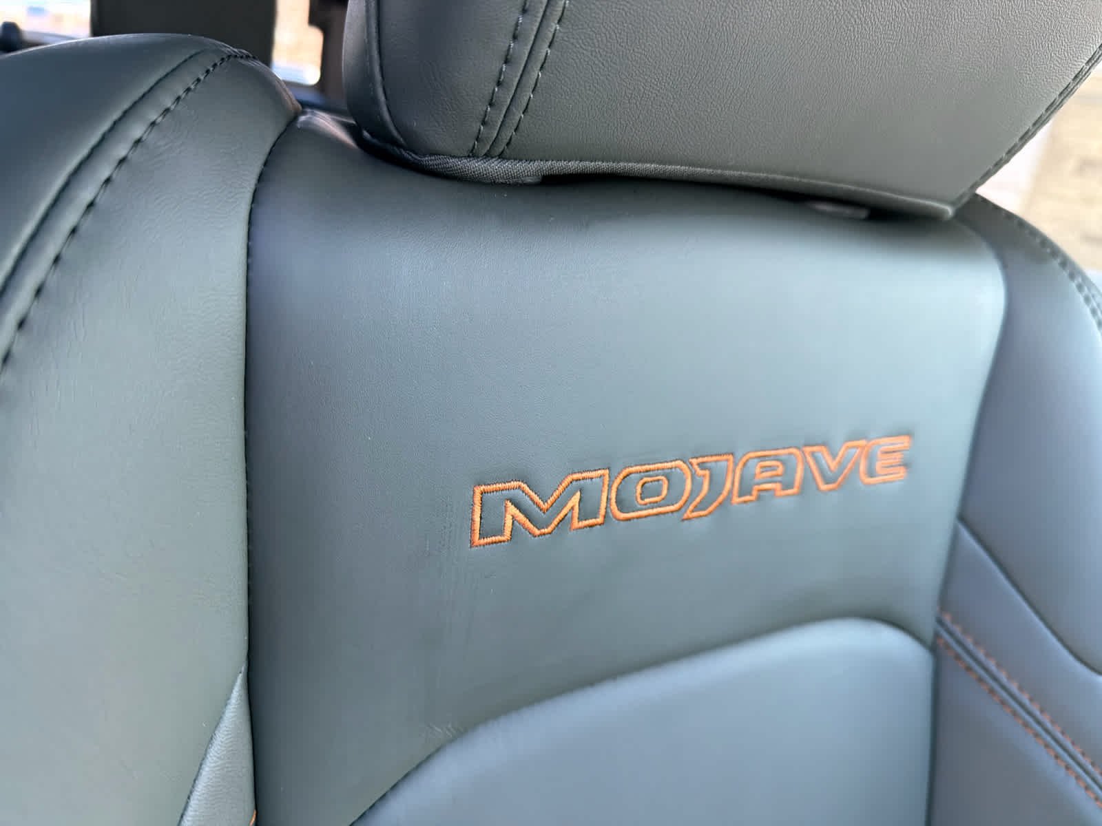 New 2026 Bright White Clear-Coat Exterior Paint Jeep Mojave X image 24