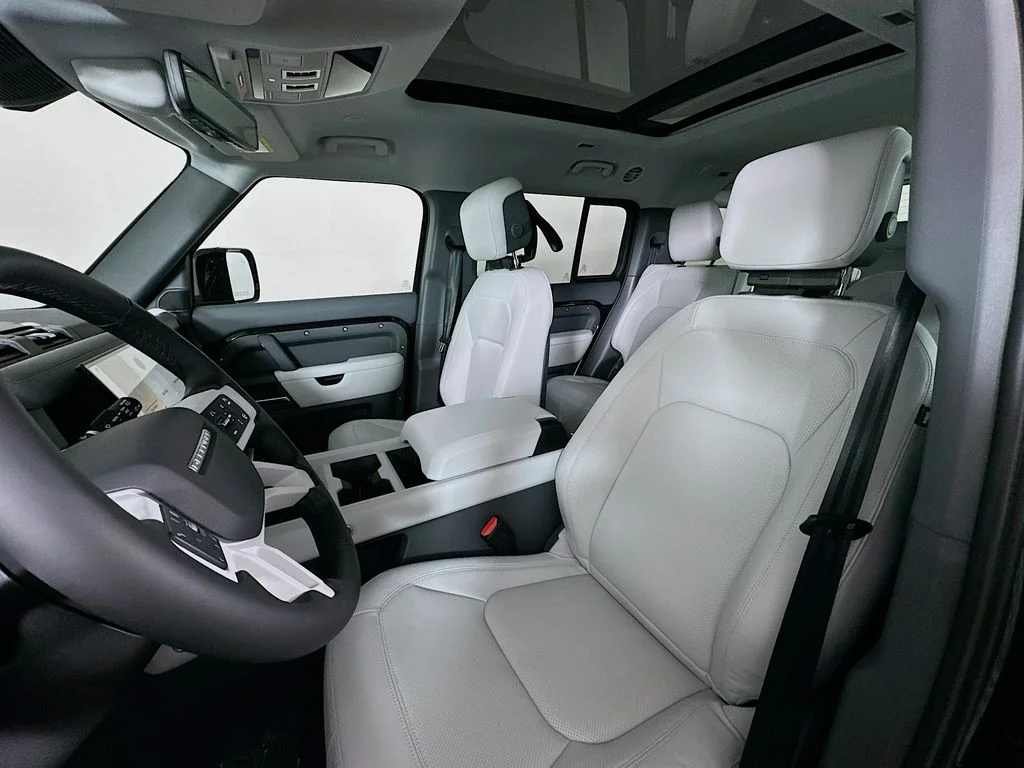New 2026 Santorini Black Land Rover X-Dynamic SE image 11