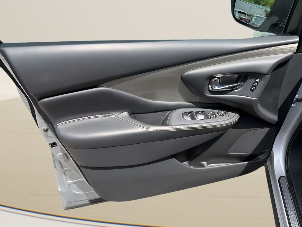 Used 2018 Brilliant Silver Metallic Nissan SL image 10