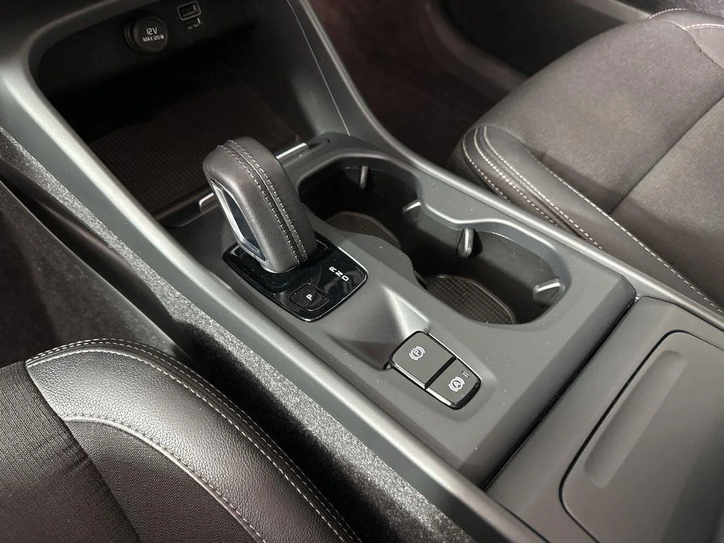 Used 2020 Black Stone Volvo Momentum image 26
