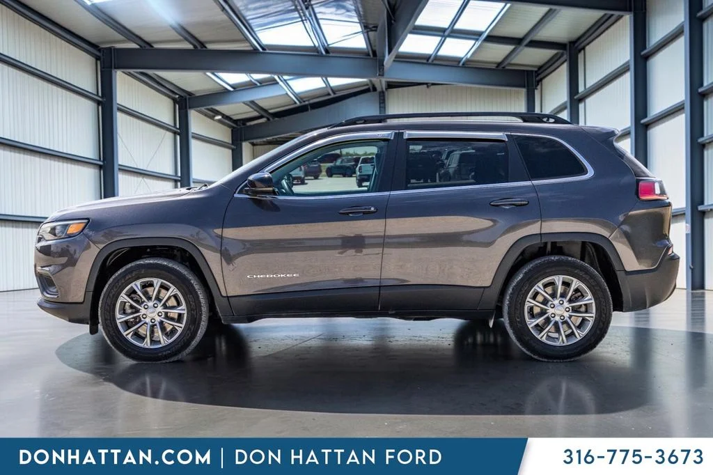 Certified Used 2022 Gray Jeep Latitude Lux image 3
