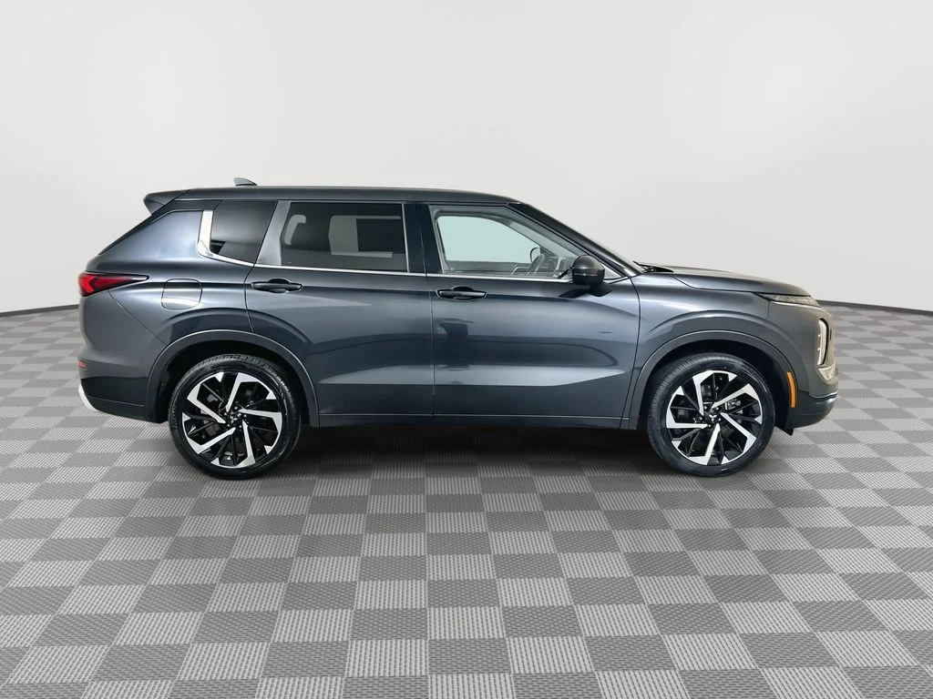 Used 2024 Gray Mitsubishi SE image 9