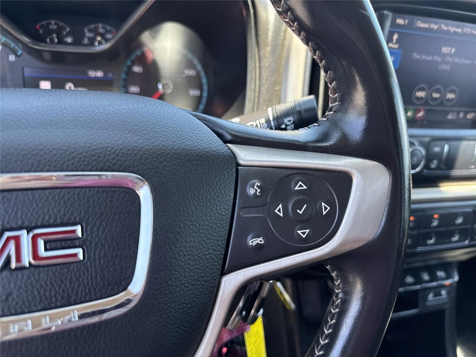 Used 2020 SUMMIT WHITE GMC 4WD Denali image 22