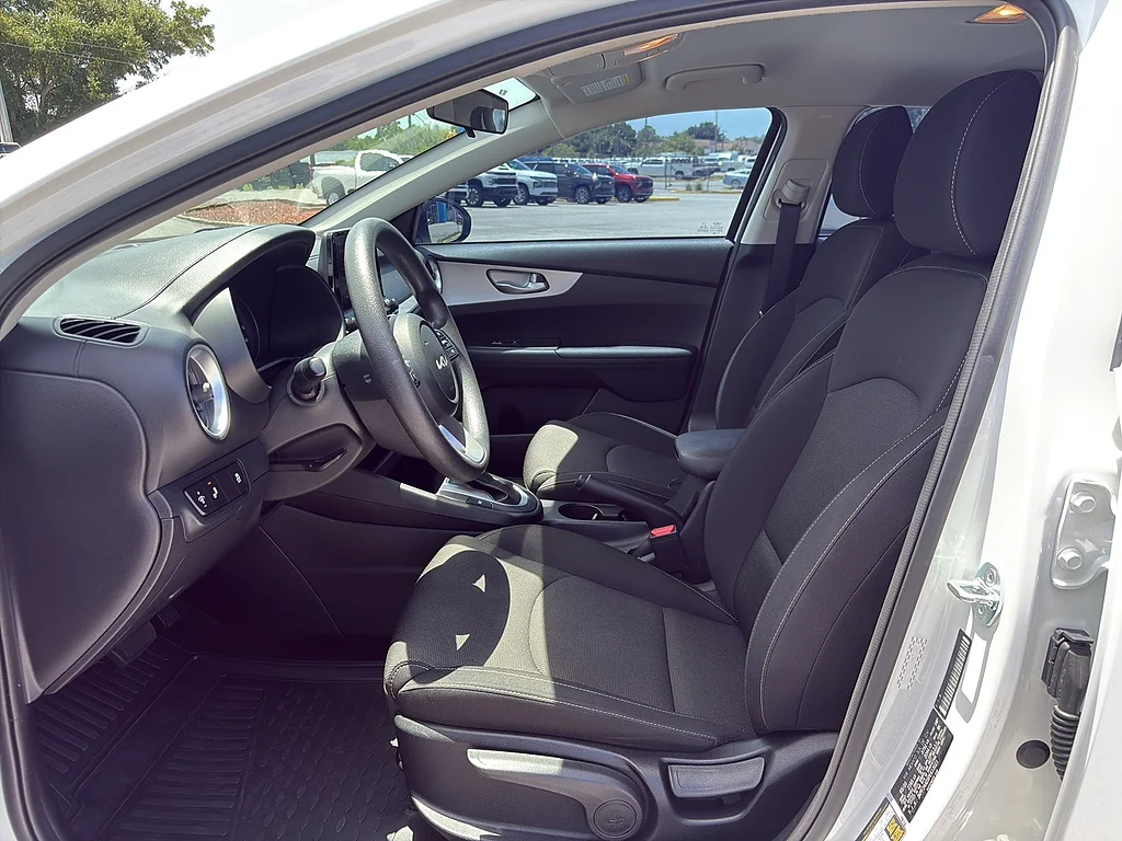 Used 2023 Snow White Pearl Kia  image 14