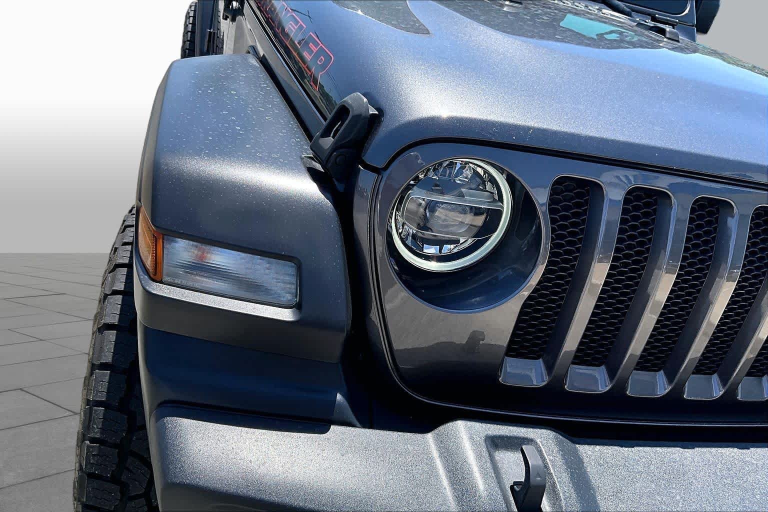 Used 2020 Granite Crystal Metallic Clearcoat Jeep Sport S image 26