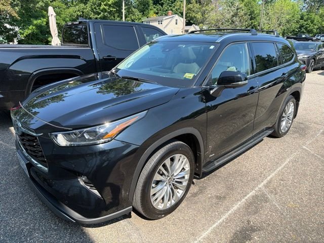 Used 2025 Black Toyota Platinum image 4