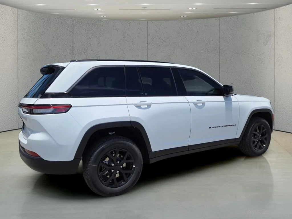 New 2026 Bright White Clear-Coat Exterior Paint Jeep Laredo Altitude image 4