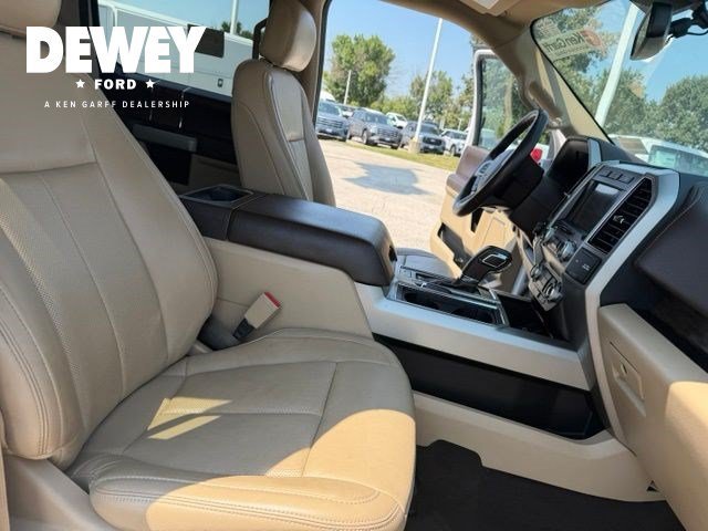Used 2019 White Platinum Clearcoat Metallic Ford LARIAT image 27