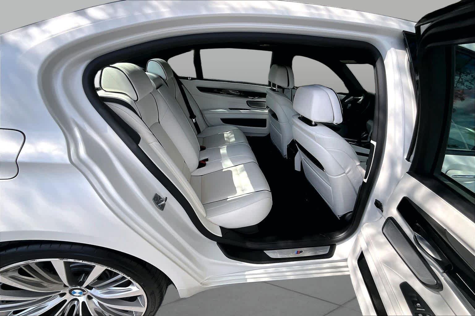 Used 2015  BMW 750Li xDrive image 19