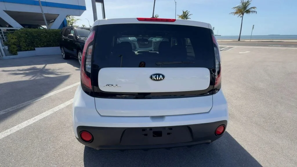 Used 2018 White Kia Base image 7