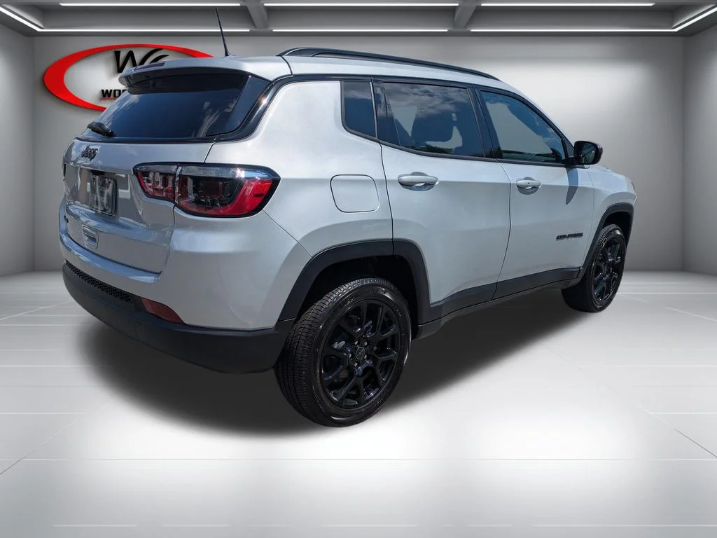 New 2026 Silver Zynith Metallic Clear-Coat Exterior Paint Jeep Latitude image 4