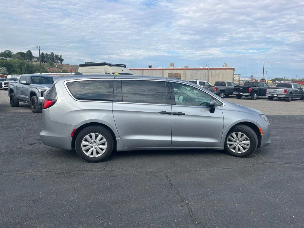 Used 2019 Billet Silver Metallic Chrysler L image 6