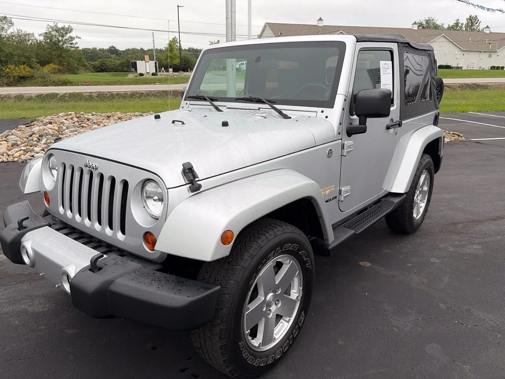 Used 2009 Silver Jeep Sahara image 2
