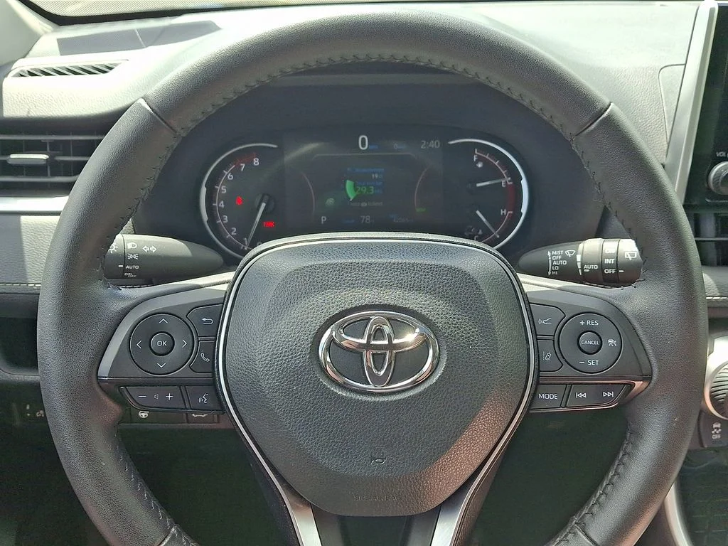 2025 Toyota RAV4 XLE - Photo 19