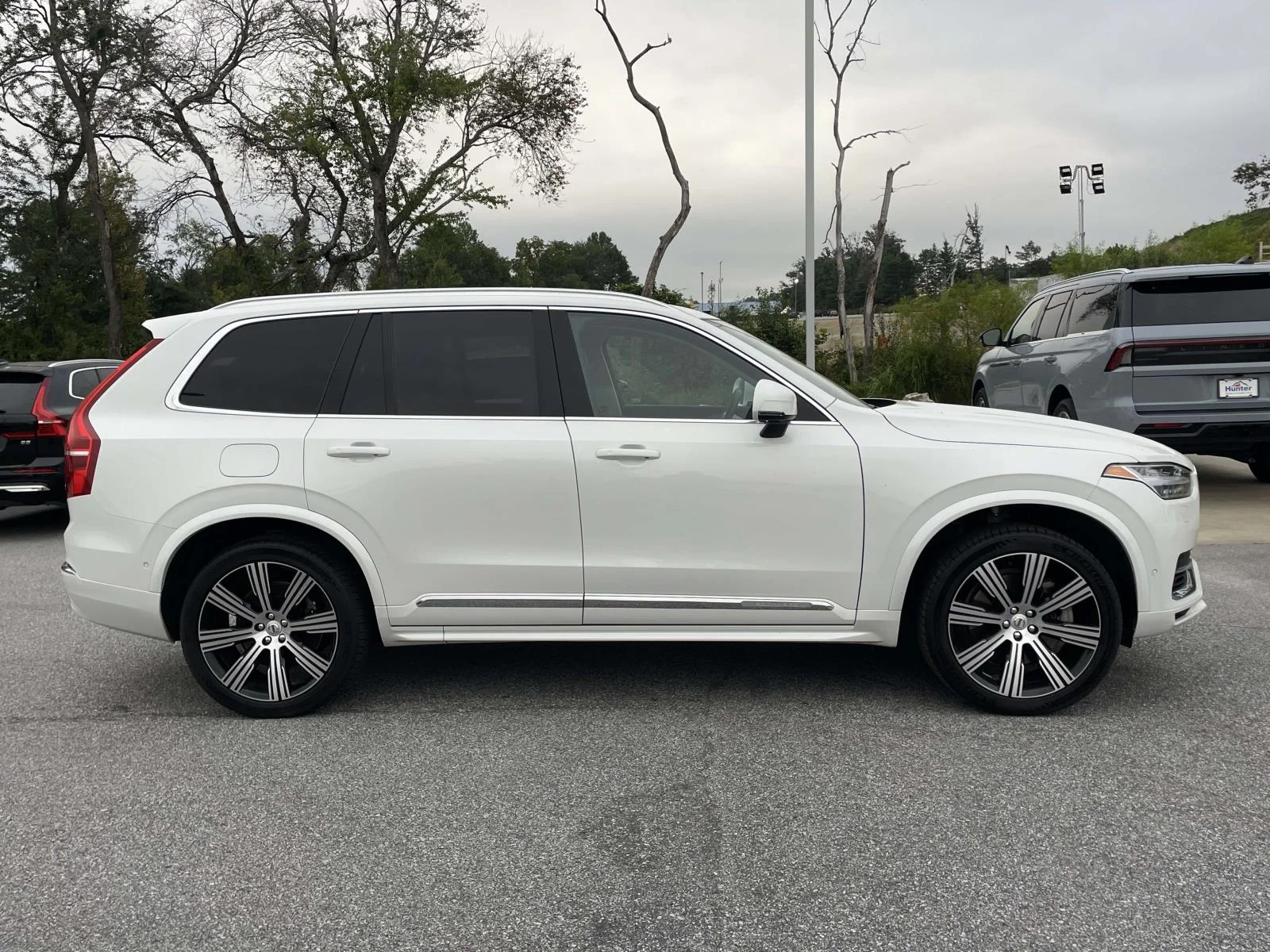 Used 2024 Crystal White Metallic Volvo Ultimate Bright Theme image 29