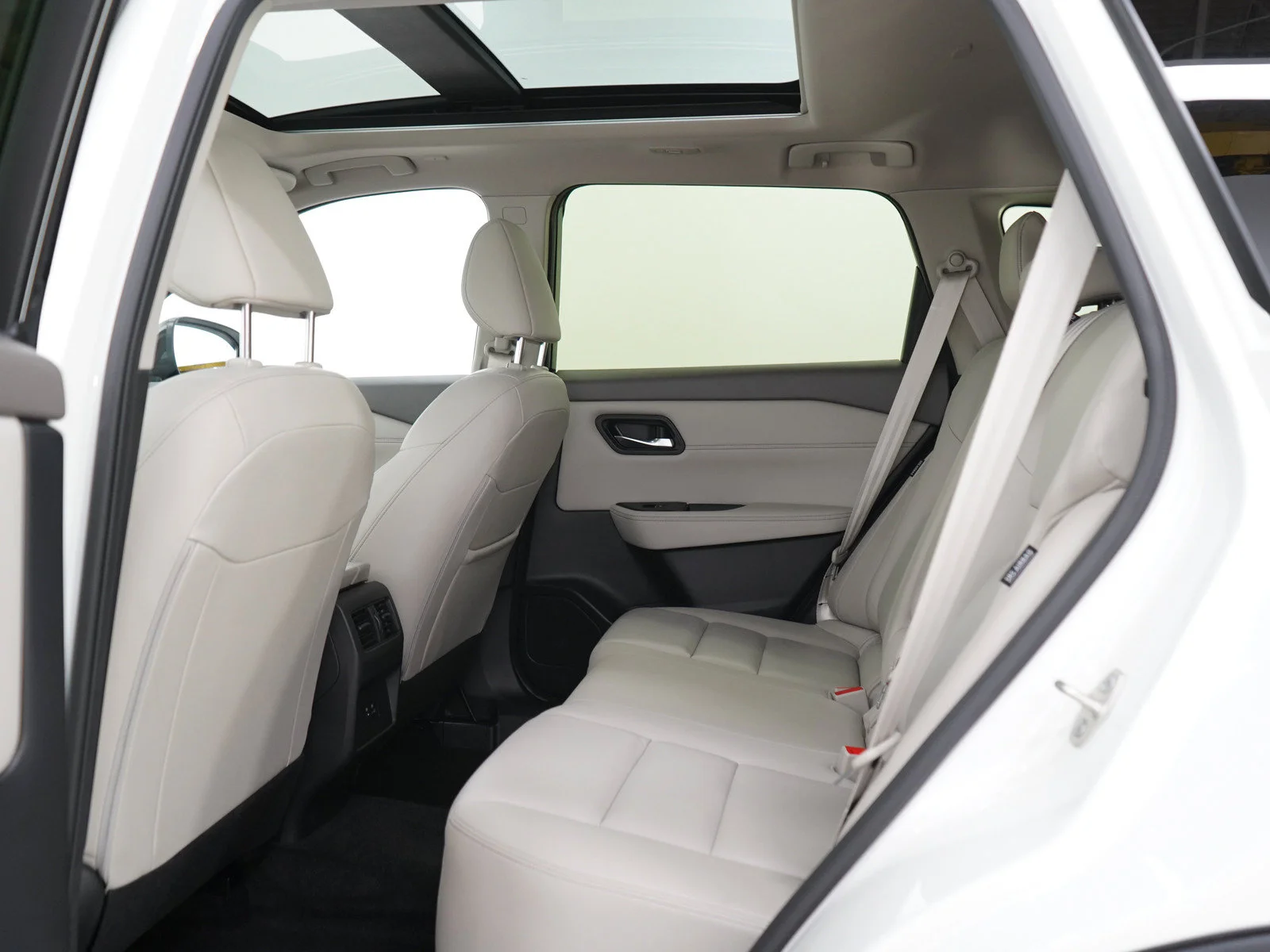 Used 2023 Pearl White Tricoat/Super Black Nissan SL image 18