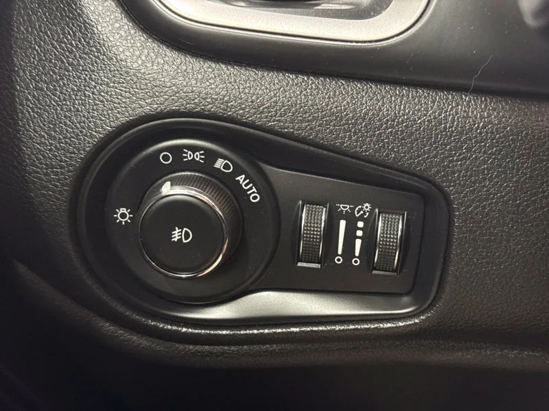 Used 2018 Red Jeep Latitude image 21