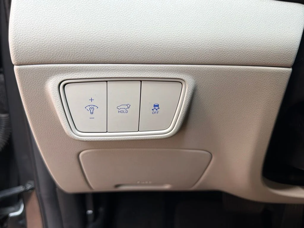Used 2023 Amazon Gray Hyundai SEL image 25