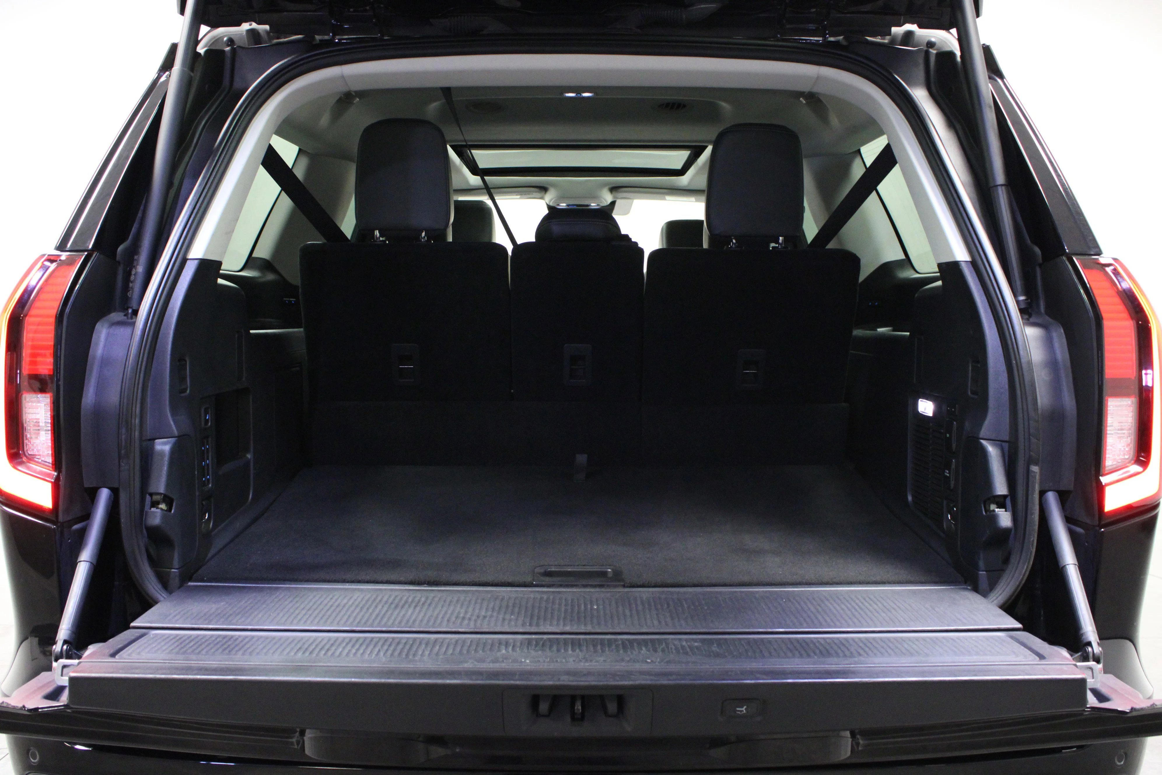 Used 2025 Black Metallic Ford Platinum image 15